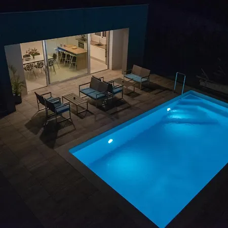 Median Apartment *