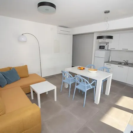 Median Apartment *