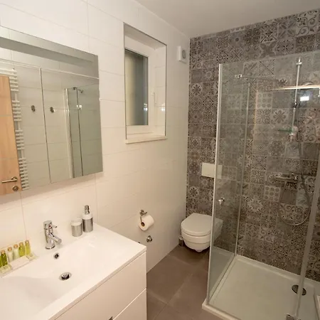Median Apartment *