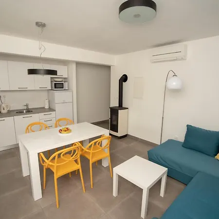Median Apartment *