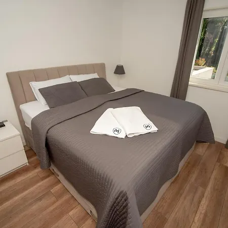 Median Apartment