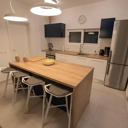Median Apartment *